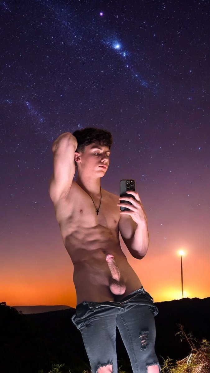 chrisdaily2003's tweet photo. The starry sky is breathtaking, but the other main character in the view is looking up quite confidently too. If you agree, feel free to like or share, or drop me a private message if you prefer a more personal chat.
​#nightsky #stargazing #nightvibes #hotnight #mensphysique https://t.co/mRVnnfc1ln