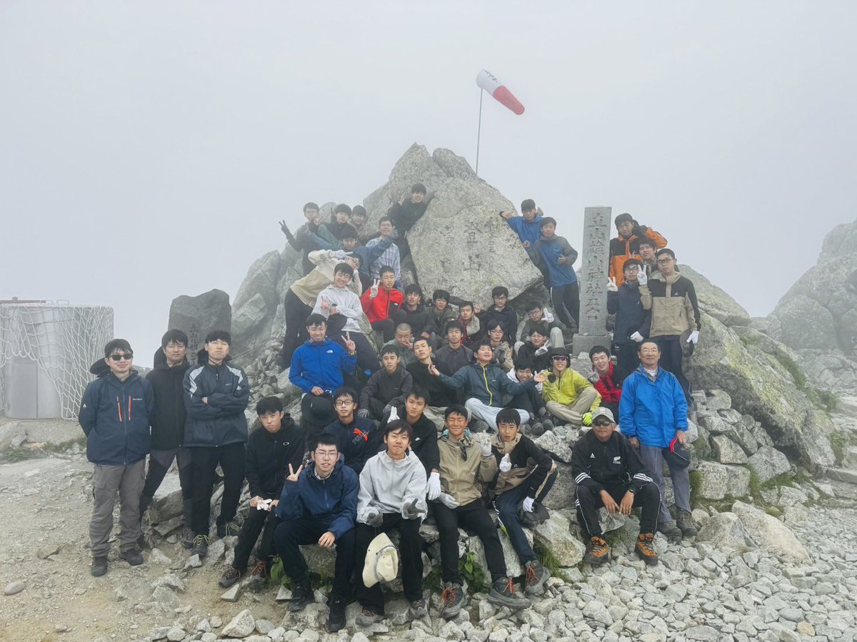 rokko_info's tweet photo. くま先輩「87期中3生が行く、立山キャンプ第1班、縦走完了、大自然満喫いたしました！

みんなで見るのは、異次元の絶景。記憶に残る旅になりましたよ」

 #六甲学院 #中学受験 #立山キャンプ https://t.co/3uAoixaDVj