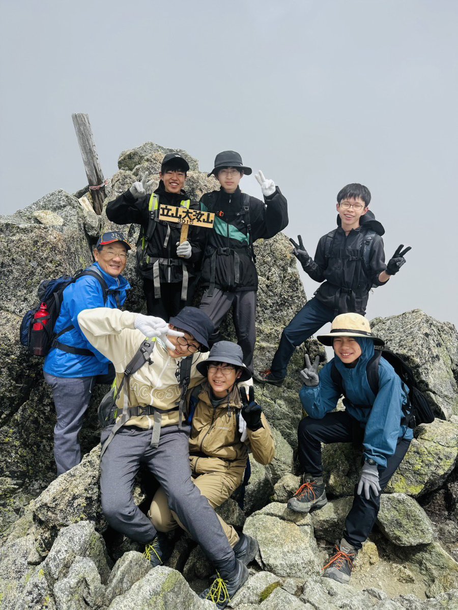 rokko_info's tweet photo. くま先輩「87期中3生が行く、立山キャンプ第1班、縦走完了、大自然満喫いたしました！

みんなで見るのは、異次元の絶景。記憶に残る旅になりましたよ」

 #六甲学院 #中学受験 #立山キャンプ https://t.co/3uAoixaDVj