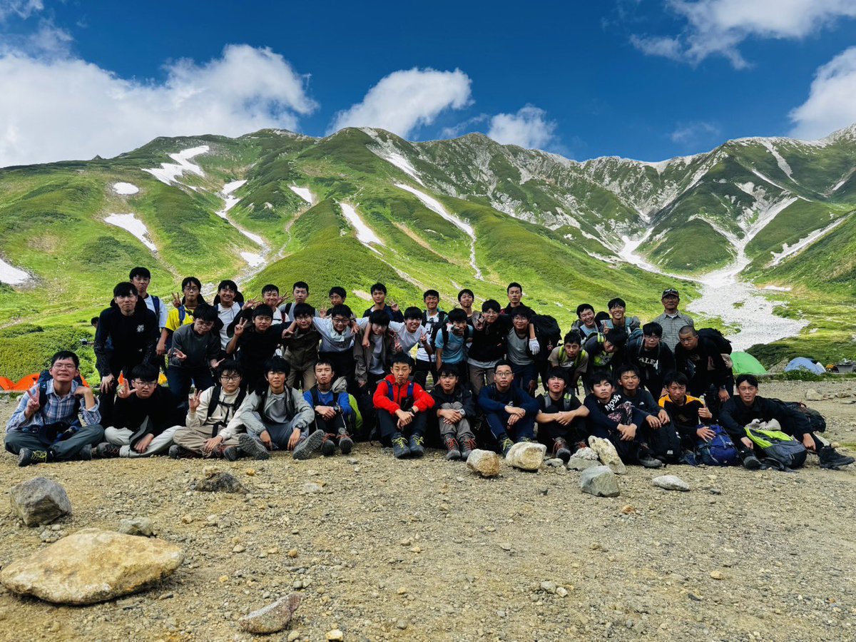 rokko_info's tweet photo. くま先輩「87期中3生が行く、立山キャンプ第1班、縦走完了、大自然満喫いたしました！

みんなで見るのは、異次元の絶景。記憶に残る旅になりましたよ」

 #六甲学院 #中学受験 #立山キャンプ https://t.co/3uAoixaDVj
