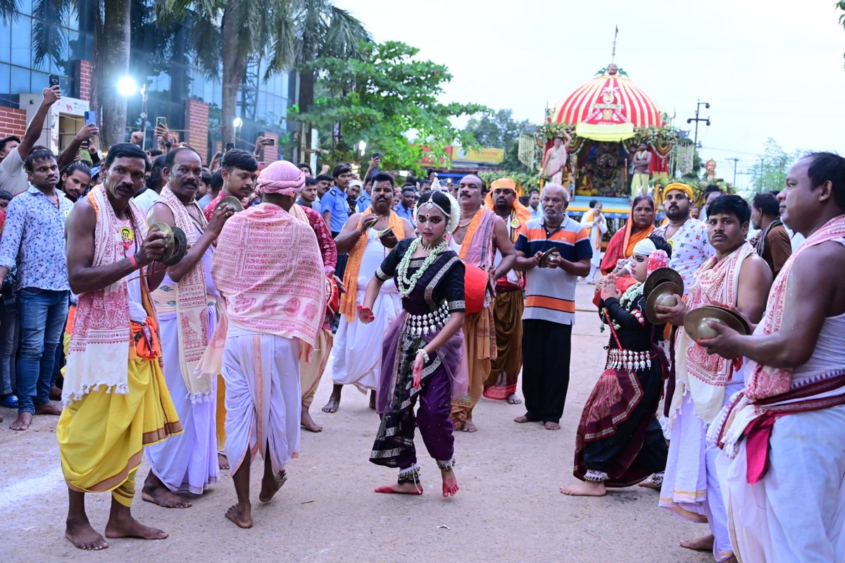 KIITUniversity's tweet photo. The divine homeward journey of the Holy Trinity, celebrated with devotion and reverence at KIIT.

Sharing glimpses from the auspicious occasion of Bahuda Yatra. https://t.co/0igJftibXV