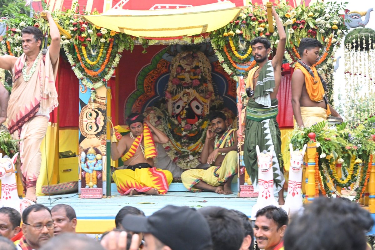 KIITUniversity's tweet photo. The divine homeward journey of the Holy Trinity, celebrated with devotion and reverence at KIIT.

Sharing glimpses from the auspicious occasion of Bahuda Yatra. https://t.co/0igJftibXV