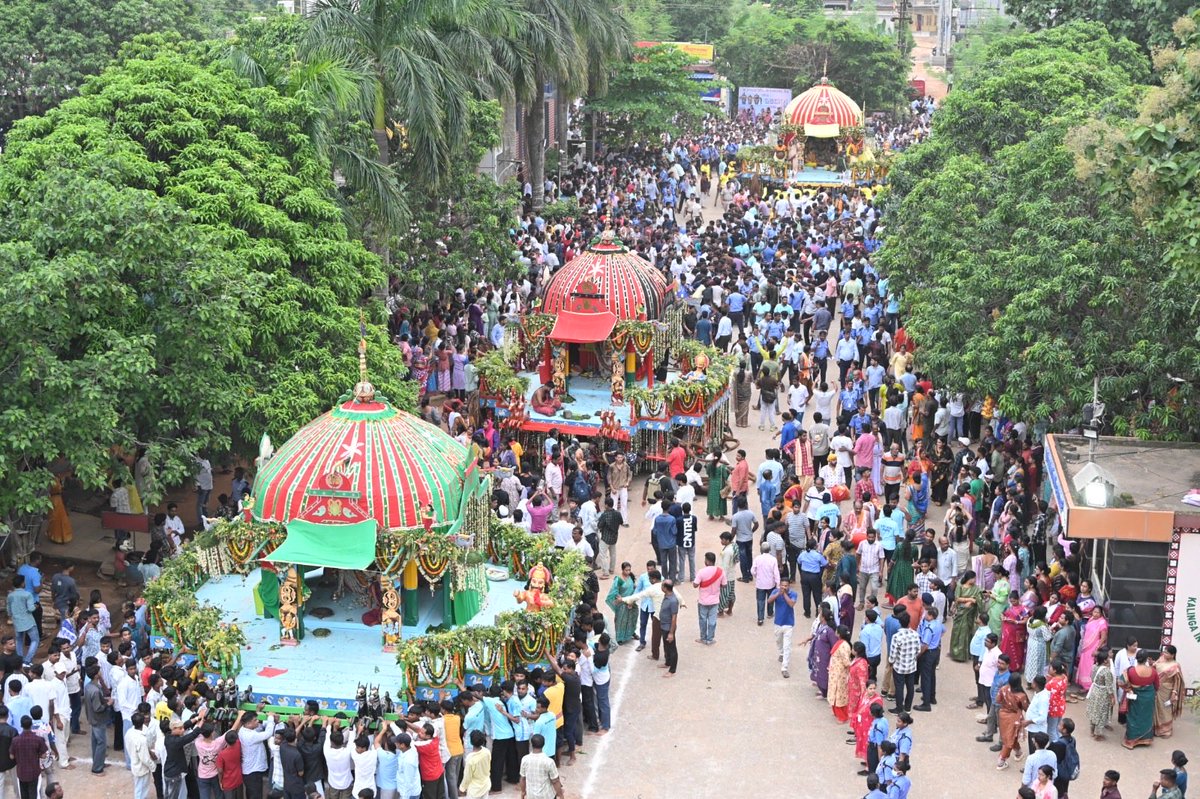KIITUniversity's tweet photo. The divine homeward journey of the Holy Trinity, celebrated with devotion and reverence at KIIT.

Sharing glimpses from the auspicious occasion of Bahuda Yatra. https://t.co/0igJftibXV