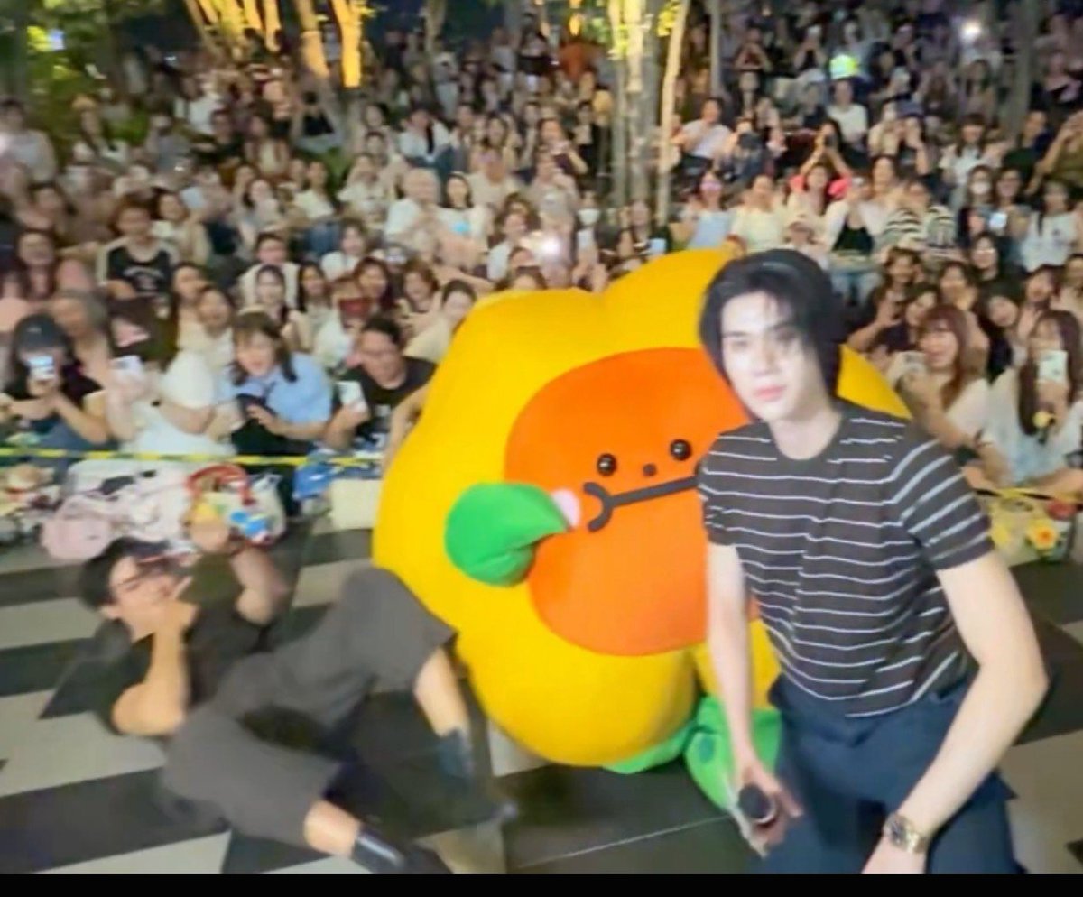 blubluberrie's tweet photo. Joong fell down while taking the video😭

JOONGDUNK JAIDEE FS26

#งานมหกรรมนิยายนานาชาติ2026xJoongDunk https://t.co/wrn8Ppqg5F