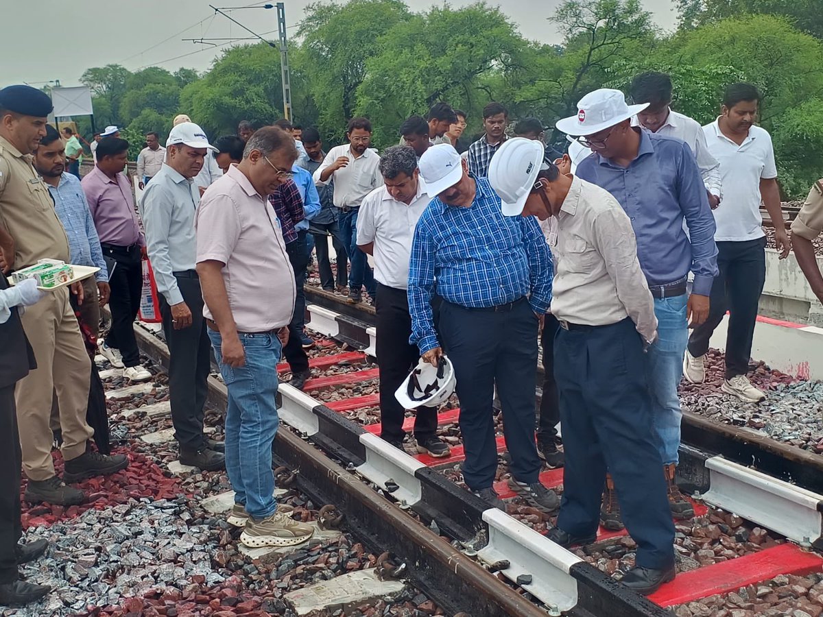CPRONCR's tweet photo. 🚄 संरक्षा की कसौटी पर खरा ट्रैक... अब 120 किमी/घंटा की रफ्तार के लिए तैयार!

झांसी–मानिकपुर दोहरीकरण परियोजना के अंतर्गत बदौसा–अतर्रा–खुरहंड रेल खंड पर रेल संरक्षा आयुक्त श्री प्रणजीव सक्सेना ने दो दिवसीय संरक्षा निरीक्षण किया। इसी क्रम में इस खंड पर 120 किमी/घंटा की रफ्तार से सफल स्पीड ट्रायल भी संपन्न हुआ, जो परियोजना की प्रगति का एक महत्वपूर्ण चरण है।

#IndianRailways #NCRailway #JhansiDivision #SpeedTrial #RailSafety #DoublingProject #RailInfrastructure #120Kmph