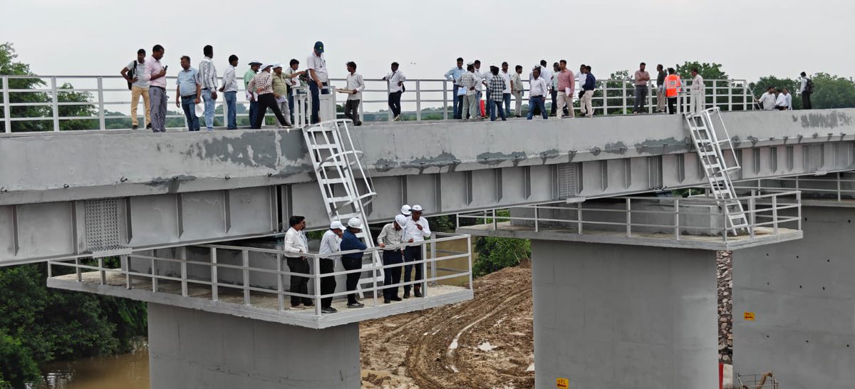 CPRONCR's tweet photo. 🚄 संरक्षा की कसौटी पर खरा ट्रैक... अब 120 किमी/घंटा की रफ्तार के लिए तैयार!

झांसी–मानिकपुर दोहरीकरण परियोजना के अंतर्गत बदौसा–अतर्रा–खुरहंड रेल खंड पर रेल संरक्षा आयुक्त श्री प्रणजीव सक्सेना ने दो दिवसीय संरक्षा निरीक्षण किया। इसी क्रम में इस खंड पर 120 किमी/घंटा की रफ्तार से सफल स्पीड ट्रायल भी संपन्न हुआ, जो परियोजना की प्रगति का एक महत्वपूर्ण चरण है।

#IndianRailways #NCRailway #JhansiDivision #SpeedTrial #RailSafety #DoublingProject #RailInfrastructure #120Kmph
