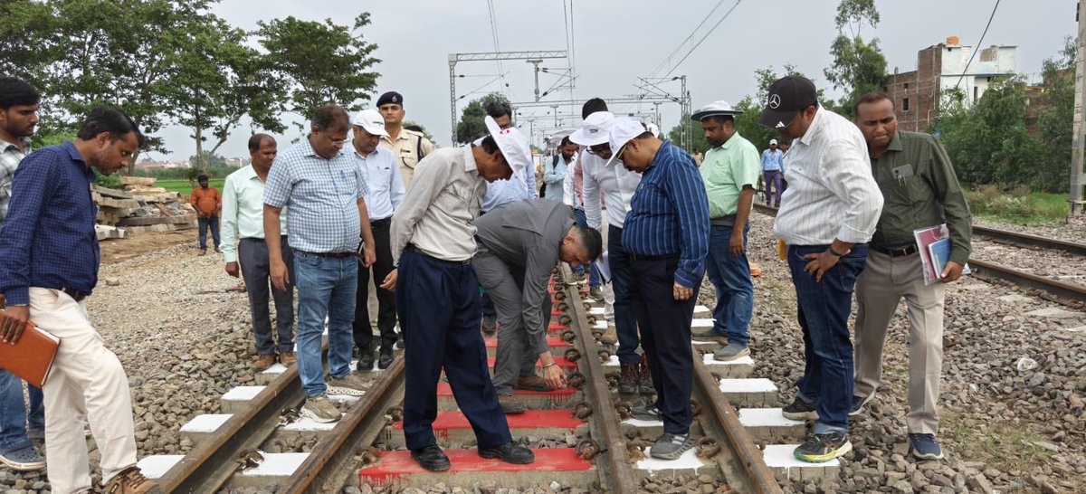 CPRONCR's tweet photo. 🚄 संरक्षा की कसौटी पर खरा ट्रैक... अब 120 किमी/घंटा की रफ्तार के लिए तैयार!

झांसी–मानिकपुर दोहरीकरण परियोजना के अंतर्गत बदौसा–अतर्रा–खुरहंड रेल खंड पर रेल संरक्षा आयुक्त श्री प्रणजीव सक्सेना ने दो दिवसीय संरक्षा निरीक्षण किया। इसी क्रम में इस खंड पर 120 किमी/घंटा की रफ्तार से सफल स्पीड ट्रायल भी संपन्न हुआ, जो परियोजना की प्रगति का एक महत्वपूर्ण चरण है।

#IndianRailways #NCRailway #JhansiDivision #SpeedTrial #RailSafety #DoublingProject #RailInfrastructure #120Kmph