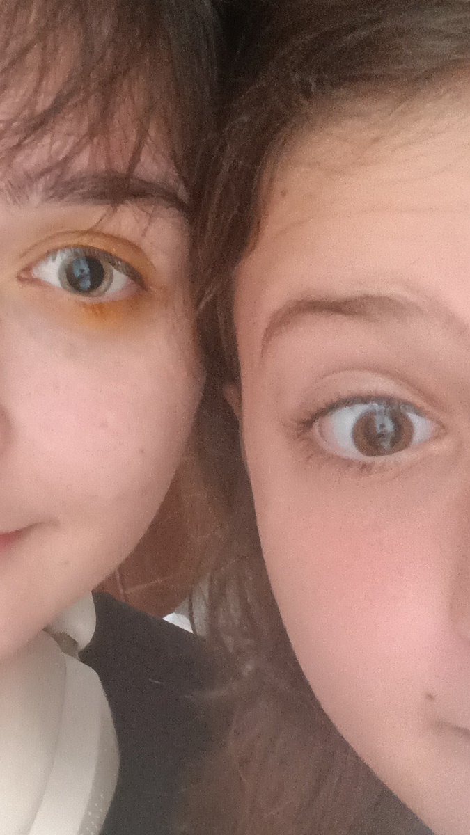 yaoiiner's tweet photo. eu e minha irmã competindo quem tá com a pupila maior (eu ganho) https://t.co/Gq8SiqhpKx
