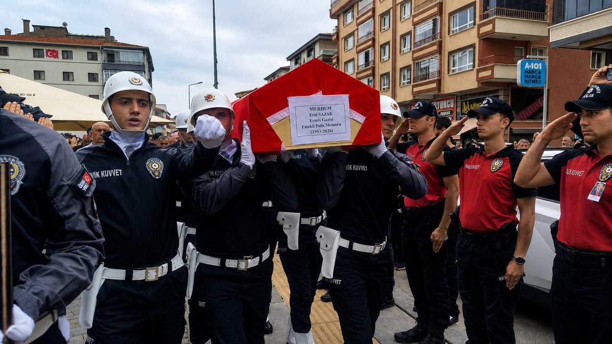 SosyalSagl's tweet photo. Şırnak İl Emniyet Müdürümüz Volkan SAZAK’ın babası, Kıbrıs Gazisi Emekli Polis Memuru Erol SAZAK’ın cenazesi Keçiören Merkez Camii'nde kılınan cenaze namazının ardından Bağlum Mezarlığında defnedilmiştir.
Merhuma Allah’tan rahmet, ailesine ve Teşkilatımıza başsağlığı diliyoruz. https://t.co/i0uT1HD5hW