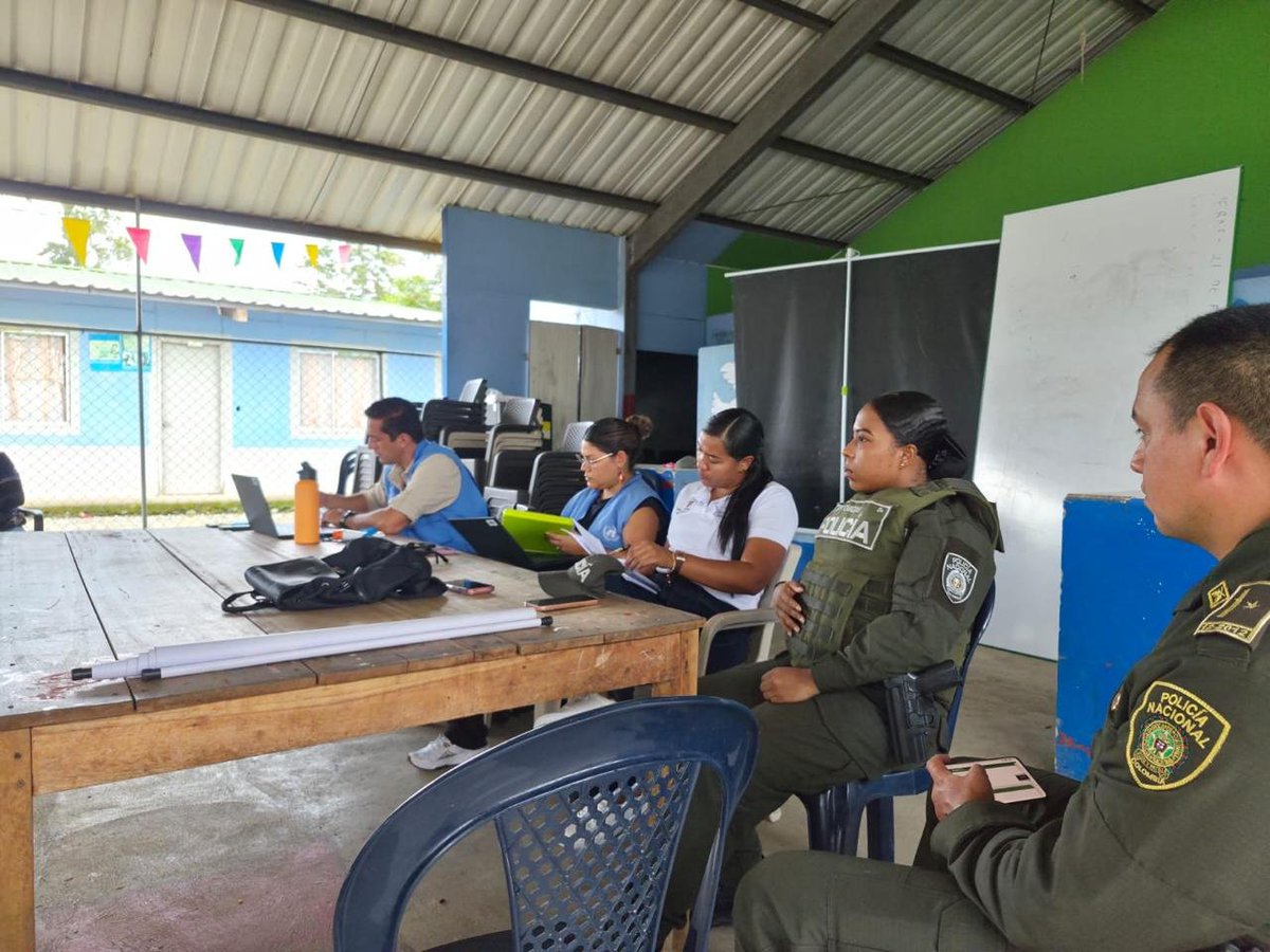 PoliciaUNIPEP's tweet photo. En el ETCR La Variante, #Nariño, participamos en la reunión tripartita de seguimiento junto a @MisionONUCol, entidades del Estado y firmantes de paz para fortalecer las garantías de seguridad, la oferta pedagógica, la prevención de violencias y la protección de la niñez. https://t.co/gR2gR2kfS7