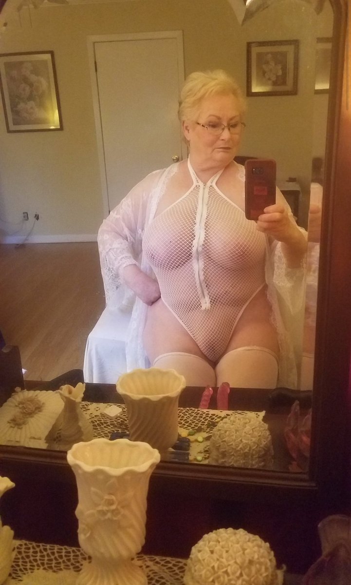 LauraSmithbn8's tweet photo. Are here any guys who prefer older women? https://t.co/qIb6wXYXdd