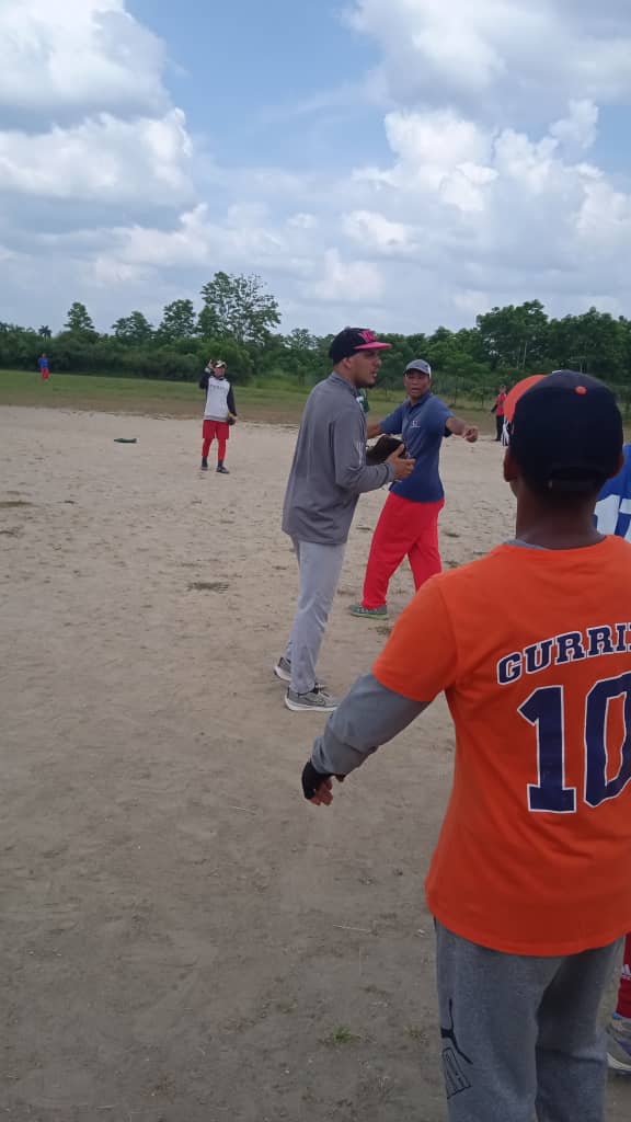 Miraisy71's tweet photo. En la tarde de  ayer la selecion  de Béisbol del @hpsscc  juega en  dos equipos uno de medicos y otro de trabajadores veteranos , victoria  para los veteranos, ganó el deporte .
Seguimos celebrando  las cuatro décadas de nuestra institución.
Felicidades y éxitos mis peloteros ⚾ https://t.co/Yx5hEEXLLJ