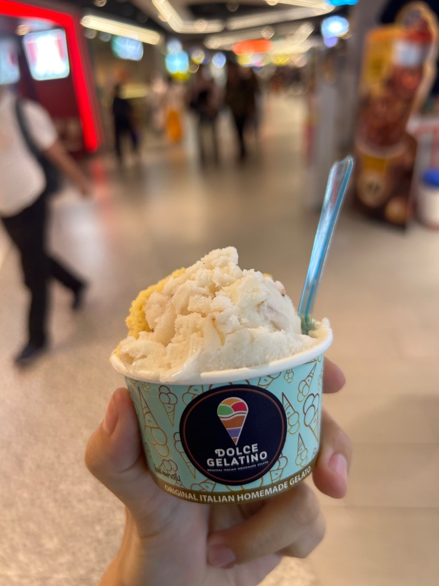 ztzeon's tweet photo. อร่อยยยย ปกติไม่ค่อยกินไอศกรีมเพราะมันนม ๆ แต่วันนี้เหลือแต่รสผลไม้ ตรงจริตมาก 55555 https://t.co/sUAkDTY6yc