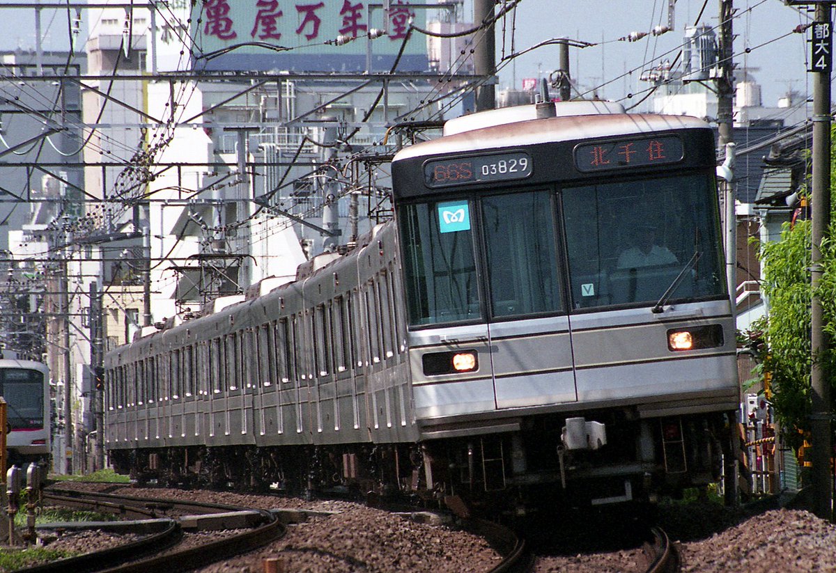 CBR250R2432's tweet photo. 2007.6.13 
東急東横線朝から地元都立大学3号にて
夏光線順光！
8039F
1003F
Y514F
03系03-129F
当時は交通事故後遺症療養で東京の実家住まい💦
この場所は今でも変わらず通ってますがまだ自由通り沿いに亀谷万年堂本店があった頃です
今は大井町線の踏切近くの小さなお店だけになってしまいましたね https://t.co/cdy0EpBPms
