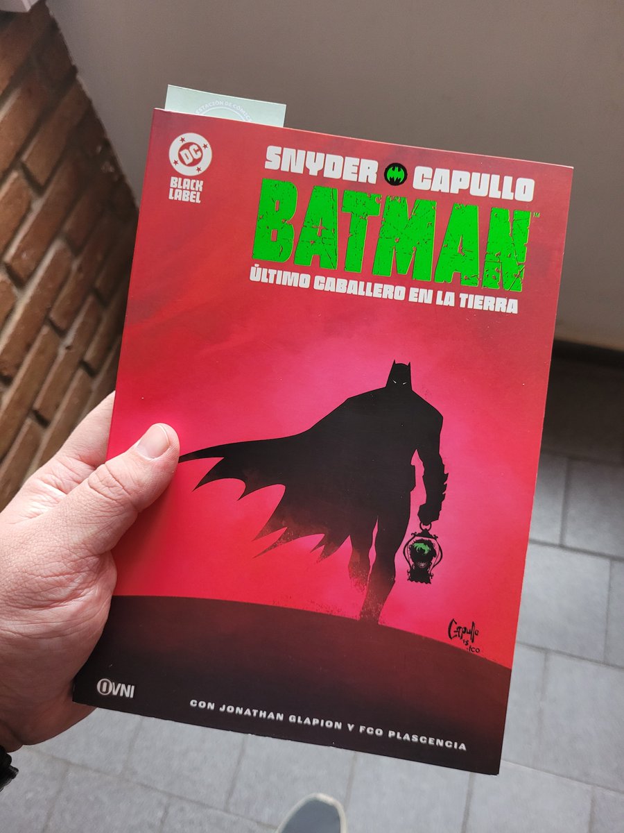 Meta_human0's tweet photo. #Leyendo 🦇🃏 https://t.co/tdA1W2ejQl