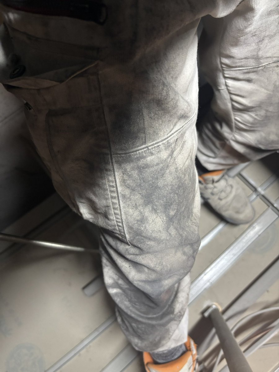 sakekasu_____'s tweet photo. こんな時間に天井裏なう
空調服着れないから汗びっしょびしょ
帰りたい https://t.co/JUhAdIEeUi