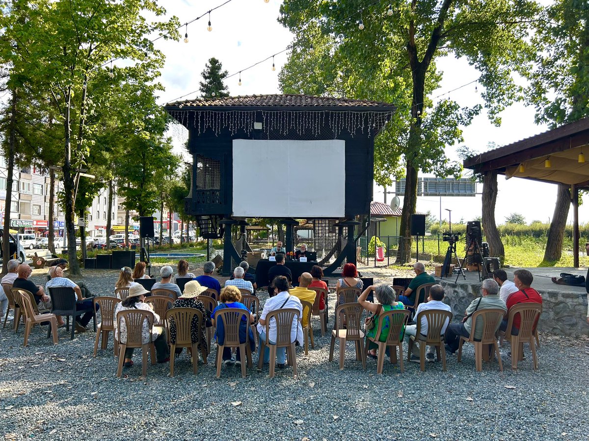 findiklibel's tweet photo. ViçeFest Yeşil Altın Gümüş Deniz Festivali kapsamında hakikatin sesini kısmadan, gerçeğin peşinden giden cesur kalemlerle Hayati Aykut Parkı'nın serinliğinde buluştuk.

24 Temmuz Gazeteciler ve Basın Bayramı vesilesiyle değerli basın emekçileri Murat İnceoğlu ve Gençağa Karafazlı'yı ağırlıyor; sözün ve düşüncenin özgürlüğünü konuşuyoruz. Haberin ve sansürsüz yarınların önemini paylaştığımız bu güzel söyleşide emeği geçen herkese teşekkür ederiz.

Karanlığı aydınlatan, kalemini satmayan tüm basın emekçilerinin bayramı kutlu olsun; çünkü özgür basın, özgür bir halkın en büyük güvencesidir