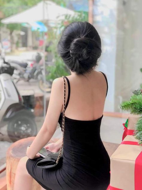 hamokada's tweet photo. Effortless elegance on the city streets a sleek black dress, a polished bun, and that timeless confidence
oyhs https://t.co/bU7QEG72sN