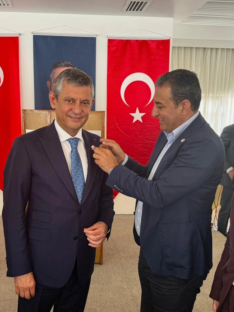 halktvcomtr's tweet photo. YENİ Parti Genel Başkanı seçilen Özgür Özel'e parti rozetini Adana Milletvekili Burhanettin Bulut taktı https://t.co/2lBIQm1KeD