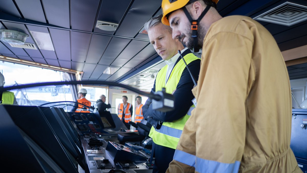 A_Marchewka's tweet photo. Port Gdynia wchodzi na wyższy poziom. Dziś przypłynął do niego kontenerowiec MSC Venice - największy statek w historii portu, który ma blisko 400 m długości i 18 tys. TEU pojemności.

To wszystko dzięki właśnie zrealizowanej w porcie megainwestycji - czyli nowym głębokim nabrzeżom, torowi podejściowemu, obrotnicy i wielkim suwnicom.  

Od teraz Gdynia jest portem głębokowodnym z prawdziwego zdarzenia, mogącym obsługiwać największe kontenerowce świata.