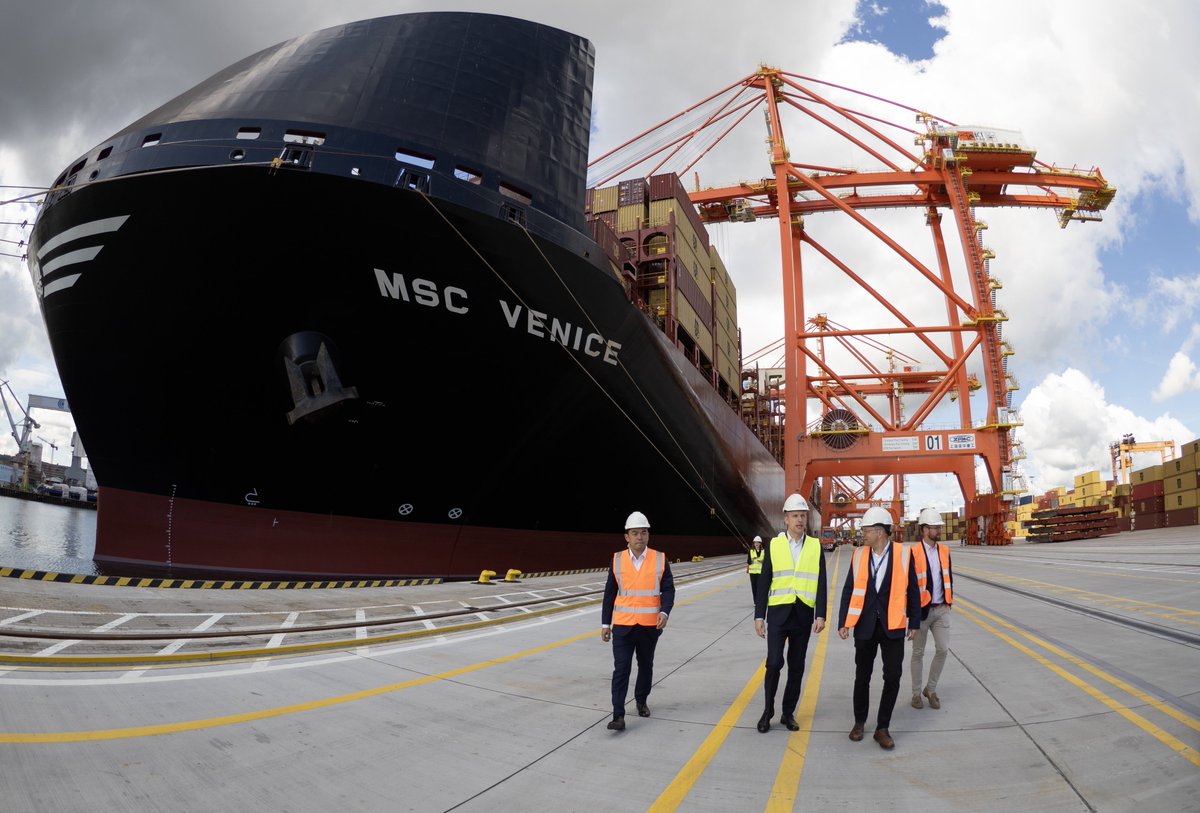 A_Marchewka's tweet photo. Port Gdynia wchodzi na wyższy poziom. Dziś przypłynął do niego kontenerowiec MSC Venice - największy statek w historii portu, który ma blisko 400 m długości i 18 tys. TEU pojemności.

To wszystko dzięki właśnie zrealizowanej w porcie megainwestycji - czyli nowym głębokim nabrzeżom, torowi podejściowemu, obrotnicy i wielkim suwnicom.  

Od teraz Gdynia jest portem głębokowodnym z prawdziwego zdarzenia, mogącym obsługiwać największe kontenerowce świata.