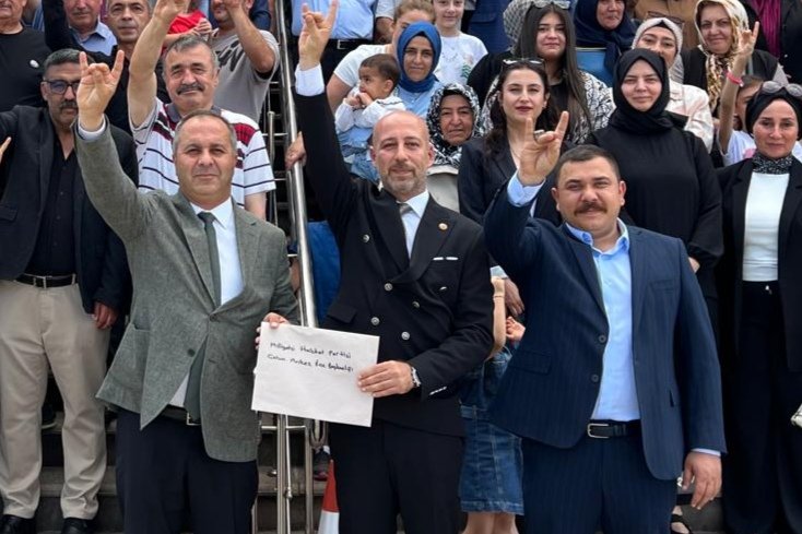 mehmetihsancplk's tweet photo. 📍 Mazbata Teslim Töreni

Ülkü Ocakları Çorum İl Başkanımız Sayın Abdullah Dalyan, Merkez İlçe Başkanımız Sayın Mustafa Serdar Avcu, İl KAÇEP Birim Başkanımız Sayın Zeynep Şahin; il, Merkez İlçe, KAÇEP ve Ülkü Ocakları il yönetim kurulu üyelerimiz, geçmiş dönem teşkilat mensuplarımız, yönetim kurulu üyelerimizin kıymetli aileleri ve dava arkadaşlarımızın coşkulu katılımıyla, 15. Olağan Merkez İlçe Kongresi'nde yeniden güven tazeleyen Merkez İlçe Başkanımız Sayın Mustafa Serdar Avcu ve yönetim kurulu üyelerimizin mazbata teslim törenine katılım sağlanmıştır.

Bilge Liderimiz Sayın Devlet Bahçeli Beyefendi'nin emrinde, birlik ve beraberlik içerisinde Merkez İlçemizde teşkilatımızın sancağını gururla dalgalandırmaya, azim ve kararlılıkla çalışmaya devam edeceğiz.