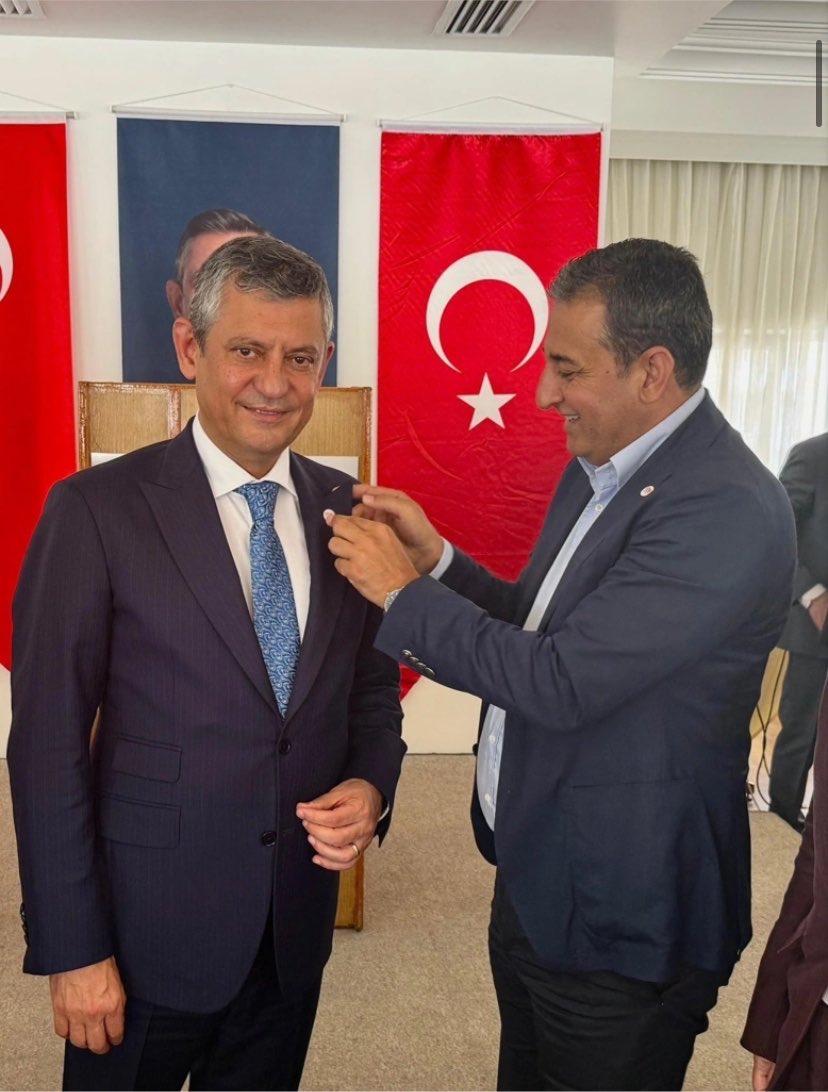 dailyozguroz1's tweet photo. Özgür Özel’in Yeni Parti rozeti taktığı an. https://t.co/1NK9TCfA5P