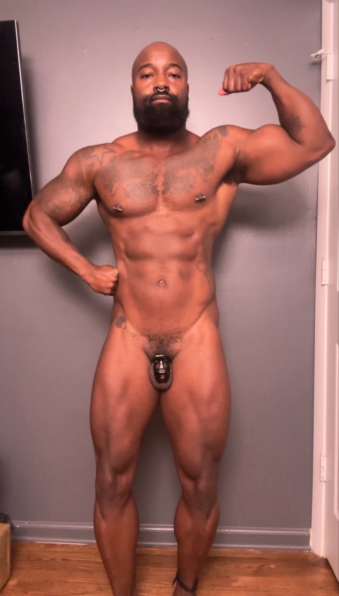 the_fitness_dom's tweet photo. Caged Muscle Sir 15weeks out from first competition. Self-locked until I hit My next goal of 200lbs. At 201.8 this morning. Discipline and consistency is what builds better bodies. Cage by @KINK3Ddesigns https://t.co/CZdwtTU4Sh
