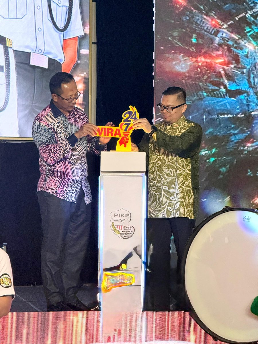 PolisKL's tweet photo. 𝗠𝗔𝗝𝗟𝗜𝗦 𝗠𝗔𝗞𝗔𝗡 𝗠𝗔𝗟𝗔𝗠 𝗦𝗘𝗠𝗣𝗘𝗡𝗔 𝗠𝗔𝗝𝗟𝗜𝗦 𝗣𝗘𝗡𝗚𝗛𝗔𝗥𝗚𝗔𝗔𝗡 𝗦𝗘𝗞𝗨𝗥𝗜𝗧𝗜 𝗦𝗪𝗔𝗦𝗧𝗔 𝟮𝟬𝟮𝟲

https://t.co/SC7jGg14NH
 
#kearahKLsejahtera
#keepKLsafe https://t.co/sMVrpy84yF