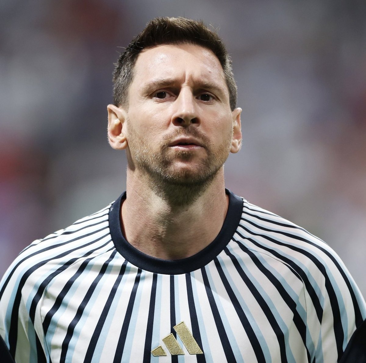 futebol_info's tweet photo. 🇦🇷🇧🇷 Pesquisa revela que Lionel Messi tem ascendência BRASILEIRA.

De acordo com pesquisas do historiador italiano Fiorenzo Santini, um dos bisavôs do craque argentino nasceu em Ribeirão Preto (SP), no início dos anos 1900, quando a família vivia no interior paulista antes de se mudar para a Argentina.

Foi durante essa passagem pelo Brasil que o sobrenome original da família, Coccettini, acabou sendo registrado como Cuccittini, forma que permaneceu e chegou até Messi (Lionel Andrés Messi Cuccittini).

A pesquisa também mostra que a família deixou Ribeirão Preto em 1905 rumo à Argentina, onde, décadas depois, nasceria Lionel Messi, em Rosário.

🗞️ @geglobo 
📸 AFA/Seleção Argentina