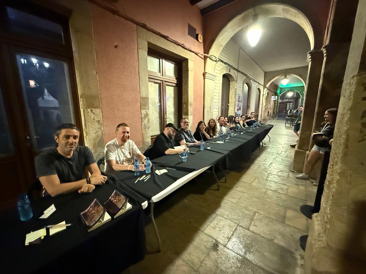 festivalcelsius's tweet photo. Apoteósica imagen deja en el #celsius2026 la firma monstruo del Excelsius. Qué chulada ver juntos a Alastair Reynolds, Alfredo Álamo, Becky Chambers, Elisenda Solsona, Ester León, Grady Hendrix, Kaaron Warren, Luís Corte Real, Maeva Nieto, Nadia Bulkin, Nieves Mories
y Tomás Hijo https://t.co/Q0Rdc3YQrc