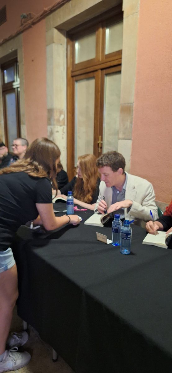 festivalcelsius's tweet photo. Apoteósica imagen deja en el #celsius2026 la firma monstruo del Excelsius. Qué chulada ver juntos a Alastair Reynolds, Alfredo Álamo, Becky Chambers, Elisenda Solsona, Ester León, Grady Hendrix, Kaaron Warren, Luís Corte Real, Maeva Nieto, Nadia Bulkin, Nieves Mories
y Tomás Hijo https://t.co/Q0Rdc3YQrc