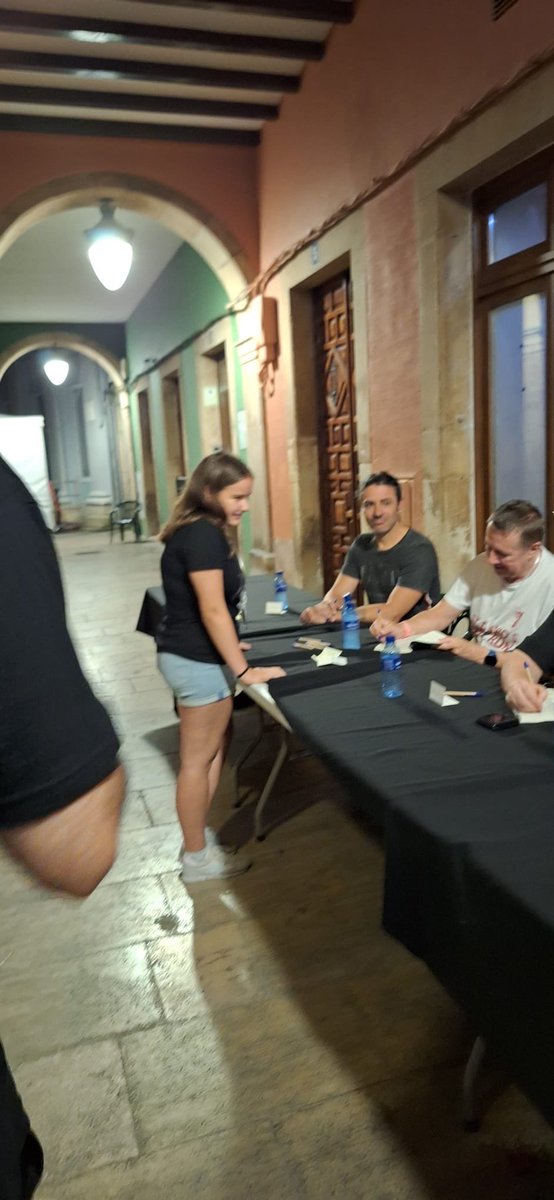 festivalcelsius's tweet photo. Apoteósica imagen deja en el #celsius2026 la firma monstruo del Excelsius. Qué chulada ver juntos a Alastair Reynolds, Alfredo Álamo, Becky Chambers, Elisenda Solsona, Ester León, Grady Hendrix, Kaaron Warren, Luís Corte Real, Maeva Nieto, Nadia Bulkin, Nieves Mories
y Tomás Hijo https://t.co/Q0Rdc3YQrc