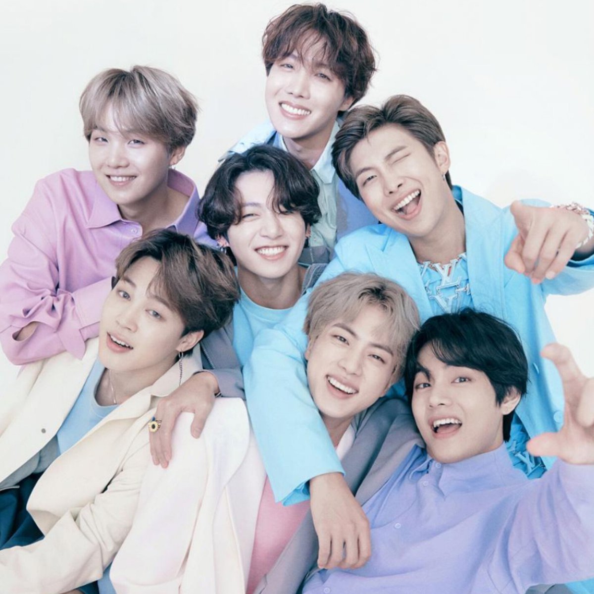 updatecultura's tweet photo. Pietra Bertolazzi afirma que as Armys, fãs do BTS, são uma ORGANIZAÇÃO CRIMINOSA após sofrer ATAQUES da fã base nas redes sociais. https://t.co/GkbYflRiqJ