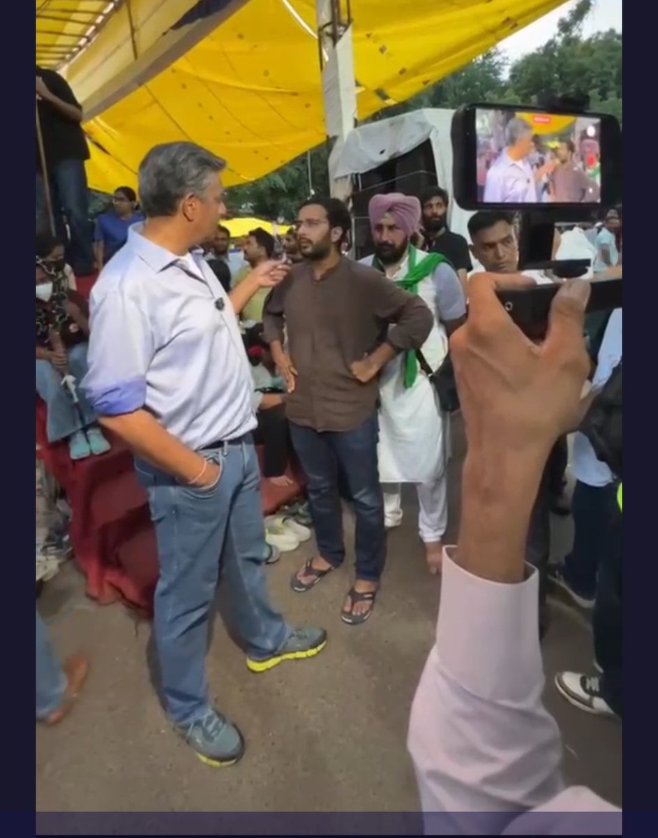 VishnuNDTV's tweet photo. Tonight at 10 pm on Left, Right and Centre - Am back at Jantar Mantar for another reality check of events. The numbers of protestors are growing this evening. There seems to be complete unanimity that the Education Minister must go - We speak to CJP leaders and protestors - students, children, parents. Where is this movement headed?