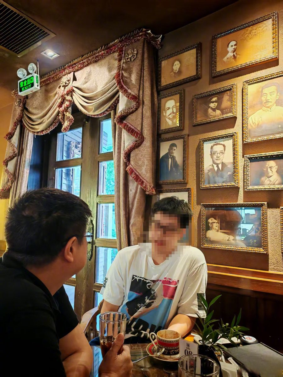 LeshaCerna7d's tweet photo. [Ran into my old high school buddy at the café after 5 years—laughed till our sides hurt over all the dumb memories. Some things never change. ]， https://t.co/vZKDjUKFRv