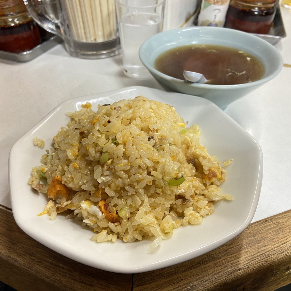 lyukol's tweet photo. 夜はチャーハン食べたくて結構並んだ💦
隣の外国人がラー油をソースやと思ってたっぷりつけながら餃子食べてたけど、確かに難しいやんな～
セルフでお酢やら胡椒やら醤油やら…🥟

私は片側の歯でチャーハンしか食べられず。
美味しかったー😋

帰りにメロンのフラペチーノ🍈 https://t.co/ZT16PAaUjb