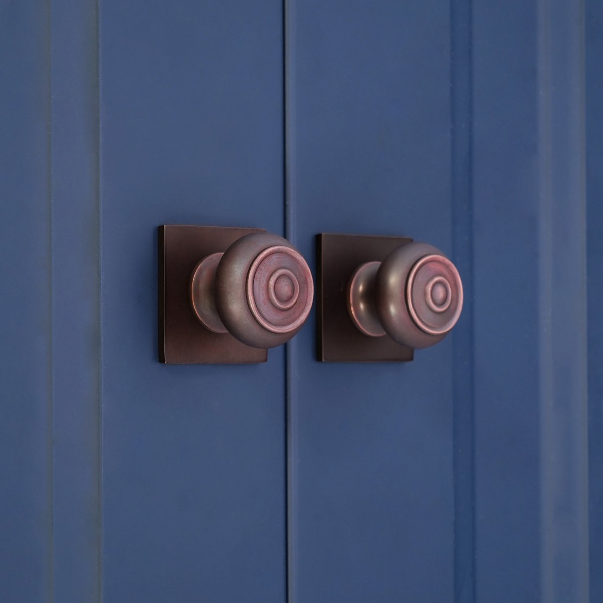 infinity_decor_'s tweet photo. Refresh your cabinetry with the Bloxwich Cupboard Knob in Aged Bronze,  paired with a matching Square Backplate for a refined, heritage-inspired  finish. 

Shop Here - https://t.co/BV700UB0Gw

#InfinityDecor  #BloxwichCupboardKnob #AgedBronze #SquareBackplate #CupboardKnob https://t.co/vtDinWmCeH
