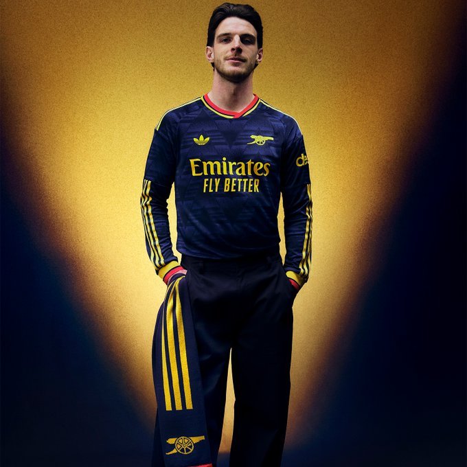 lbertozzi's tweet photo. Precisamos falar sobre esse uniforme 2 do Arsenal, hein? https://t.co/PqSrKQnInZ