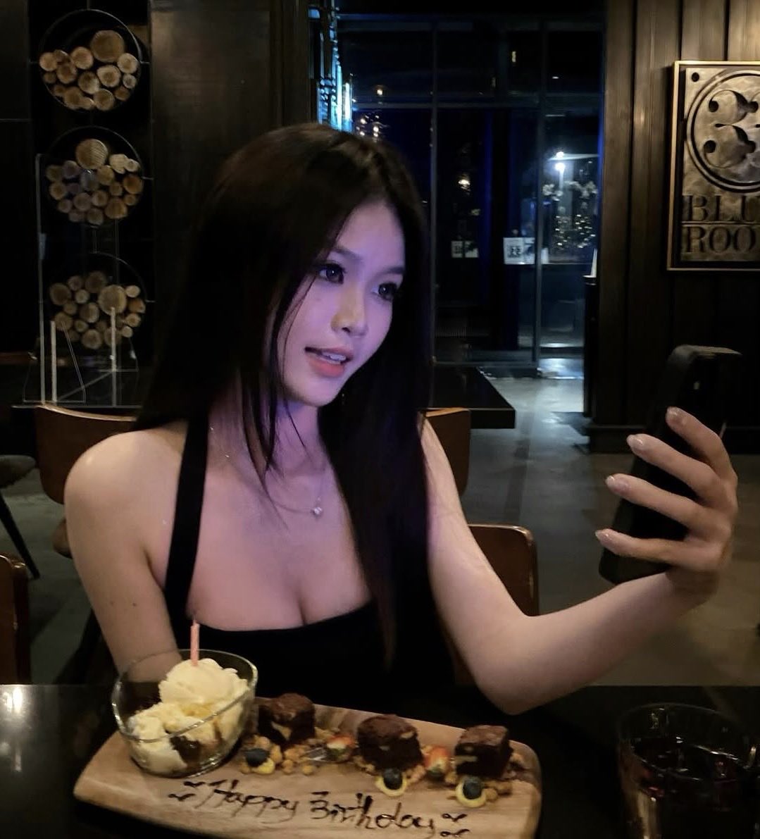 mintandk's tweet photo. baddie 121

Face - 8/10
Body - 7/10
Overall - 8/10

What if the mirror selfies are a record for where she has done it at https://t.co/SZr8PEJDiF