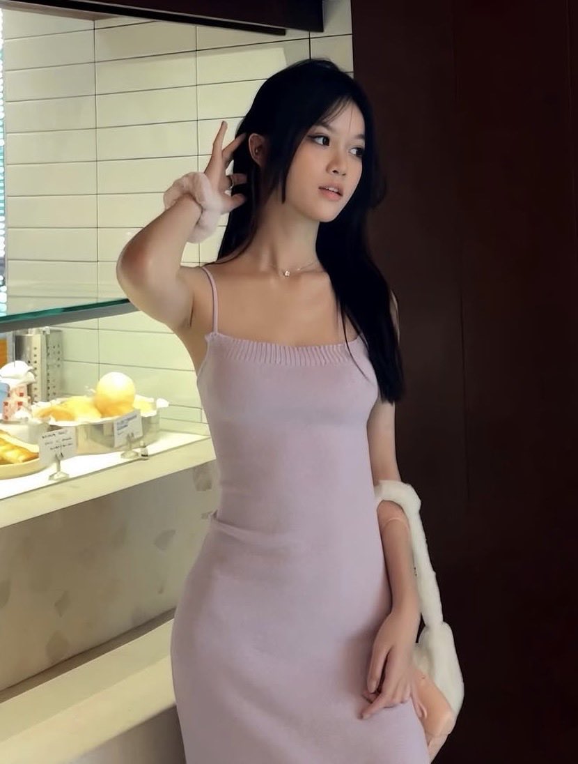 mintandk's tweet photo. baddie 121

Face - 8/10
Body - 7/10
Overall - 8/10

What if the mirror selfies are a record for where she has done it at https://t.co/SZr8PEJDiF