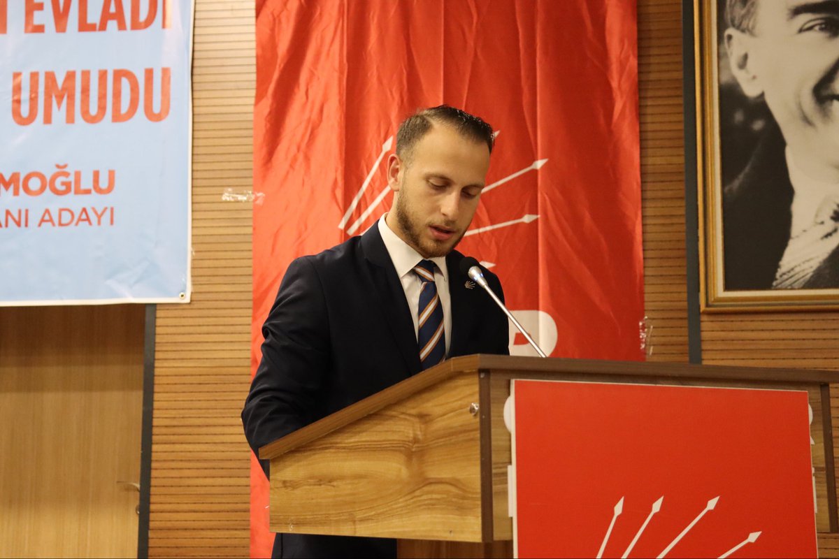 kaankurtoglu_'s tweet photo. Değerli Yol Arkadaşlarım, Büyük bir onur ve gururla yürüttüğüm CHP Trabzon il Gençlik Kolları Başkanlığı görevimden ve Cumhuriyet Halk Partisi üyeliğimden istifa ediyorum.

Bizim mücadelemiz adaleti, millet iradesini ve demokrasiyi savunmak içindir. Bu doğrultuda yolumuza;
Genel Başkanımız Sayın Özgür Özel'in öncülüğünde ve
Cumhurbaşkanı Adayımız Sayın Ekrem imamoğlu ile
birlikte kararlılıkla devam edeceğiz.

Bizim duruşumuz ve bağlılığımız; koltuklara, makamlara ya da şahıslara değil; Gazi Mustata Kemal Atatürk'ün onderlıgındekı Kuvay-ı Milliye ruhuna, tam bağımsızlık anlayışına ve bizlere emanet edilen Cumhuriyet mirasınadır. Atatürk'ün ilke ve devrimlerinden sapan vesayetçi anlayışlarla aynı yolda yürümeyi reddediyoruz.

Damarlarımızdaki Kuvây-ı Millîye inancı ve tarihimizden
aldığımız sorumlulukla; inandığımız değerler uğruna ülkemiz için mücadele etmeye aynı kararlılıkla devam edeceğiz.

Sevgi ve saygılarımla,
Kaan Kurtoğlu