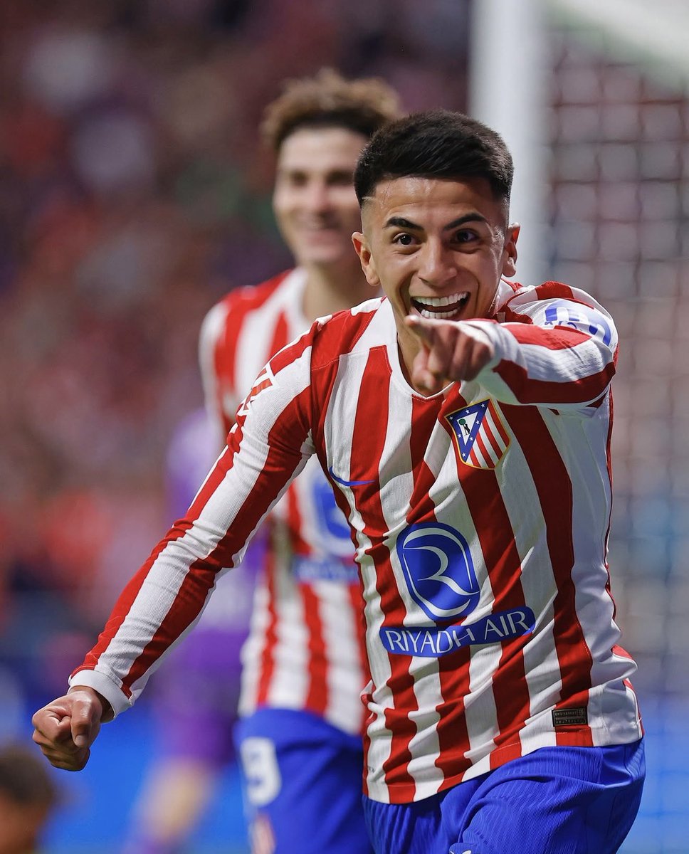 futebol_info's tweet photo. 🚨 Thiago Almada está MUITO perto de ser o novo reforço do Flamengo.

O acordo entre o Rubro-Negro e o Atlético de Madrid pela transferência do meia-atacante argentino está prestes a ser concluído.

🗞️ @MatteMoretto 
📸 Atlético de Madrid https://t.co/Xlsdfre0q2