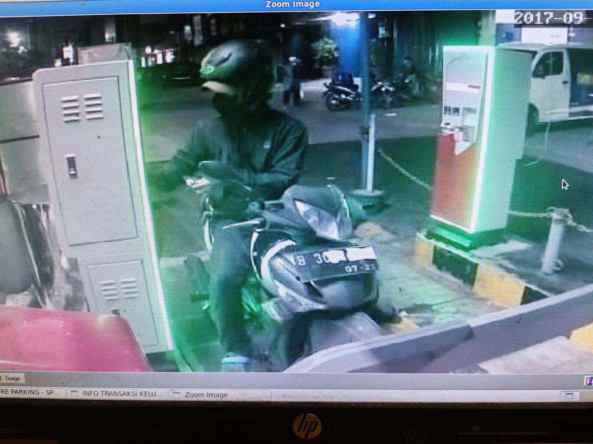 keepdreamies's tweet photo. Tolong diinfo kalau ad yg nemu/kenal, hilang di ITC Roxy Mas jam 18.16 (24 Juli 2026) 

Plat motor ditutup lakban kertas, pajak nya mati, motor jenis Supra X 125

Yang dicuri:
NHK MARK 1 (Putih) Visor iridium biru + Sarung tangan taichi (Putih)
#viral #maling #pencurian #helm https://t.co/OVuAVZA9Dt