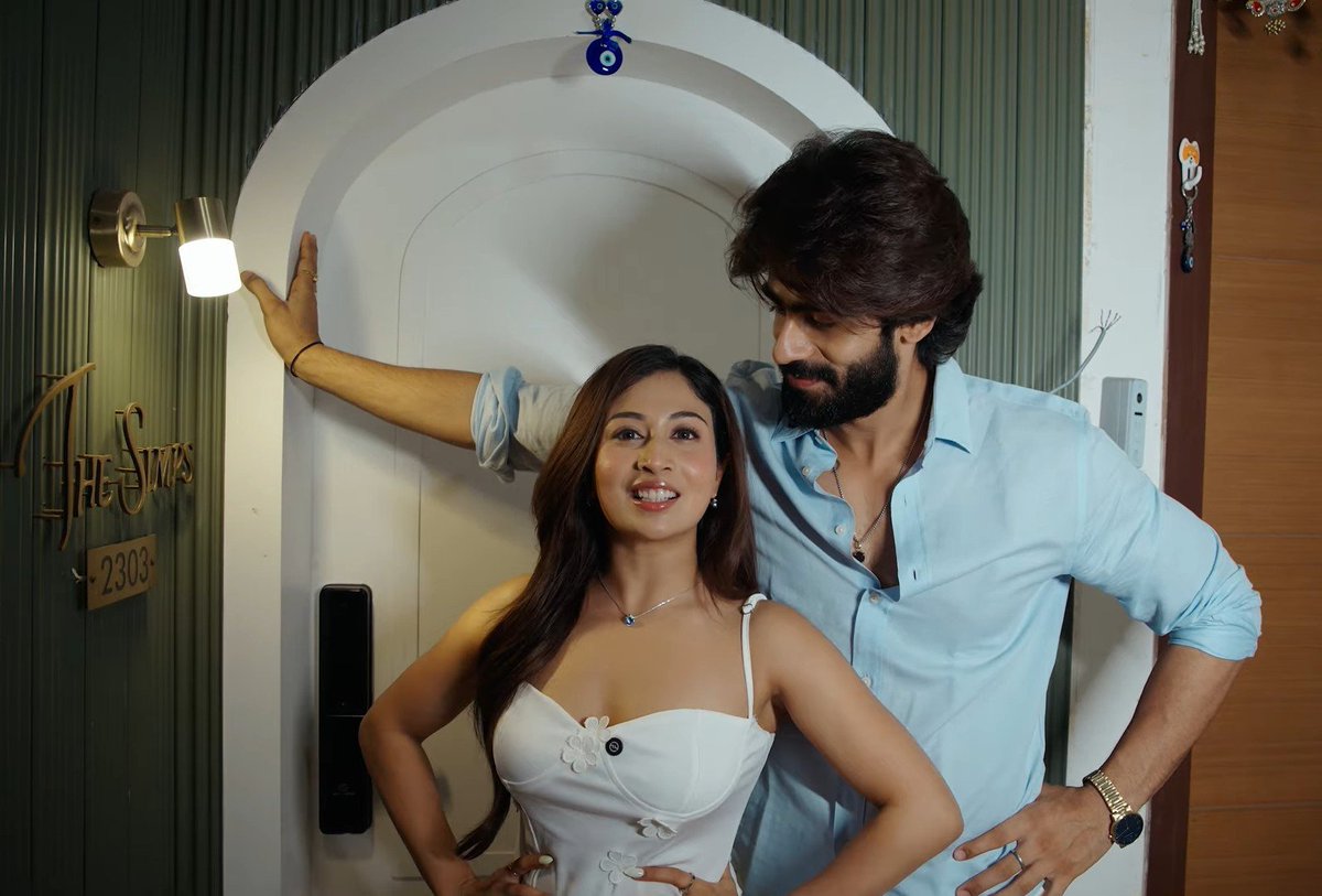 debadyita9123's tweet photo. Kitnee pyaare hain yrr dono 🫶🏻
&amp; The way Rishabh looks at her is just pure ❤️

The comment section of this vlog is soo positive for #ShreyaKalra .....Charo taraf larki chayi hui hain✨️

#LOCKUPP2 https://t.co/ofCfxA1NLF