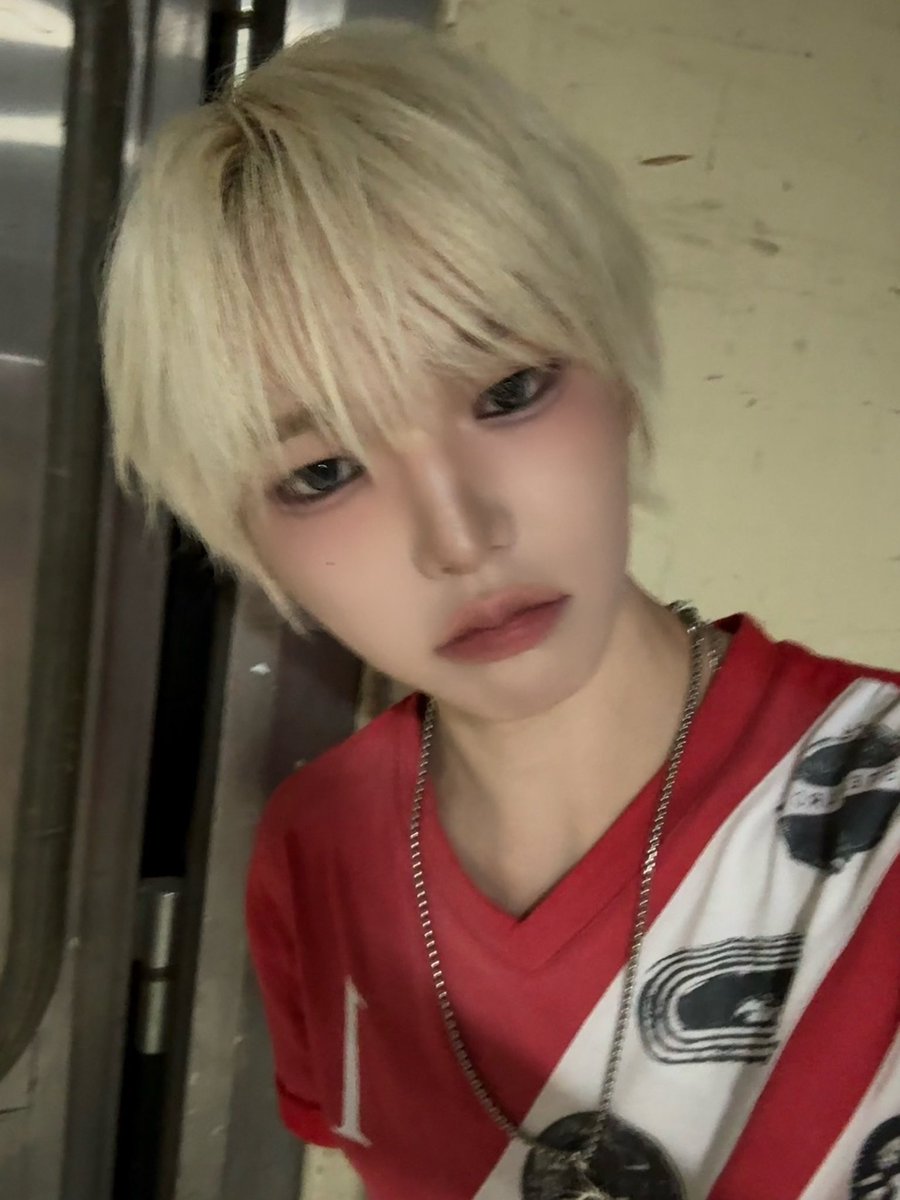 id5_kitty's tweet photo. 분명단체사진엔왼쪽사람잇엇는데 코스모에오른쪽사진올라옴 https://t.co/H6MD320fNB