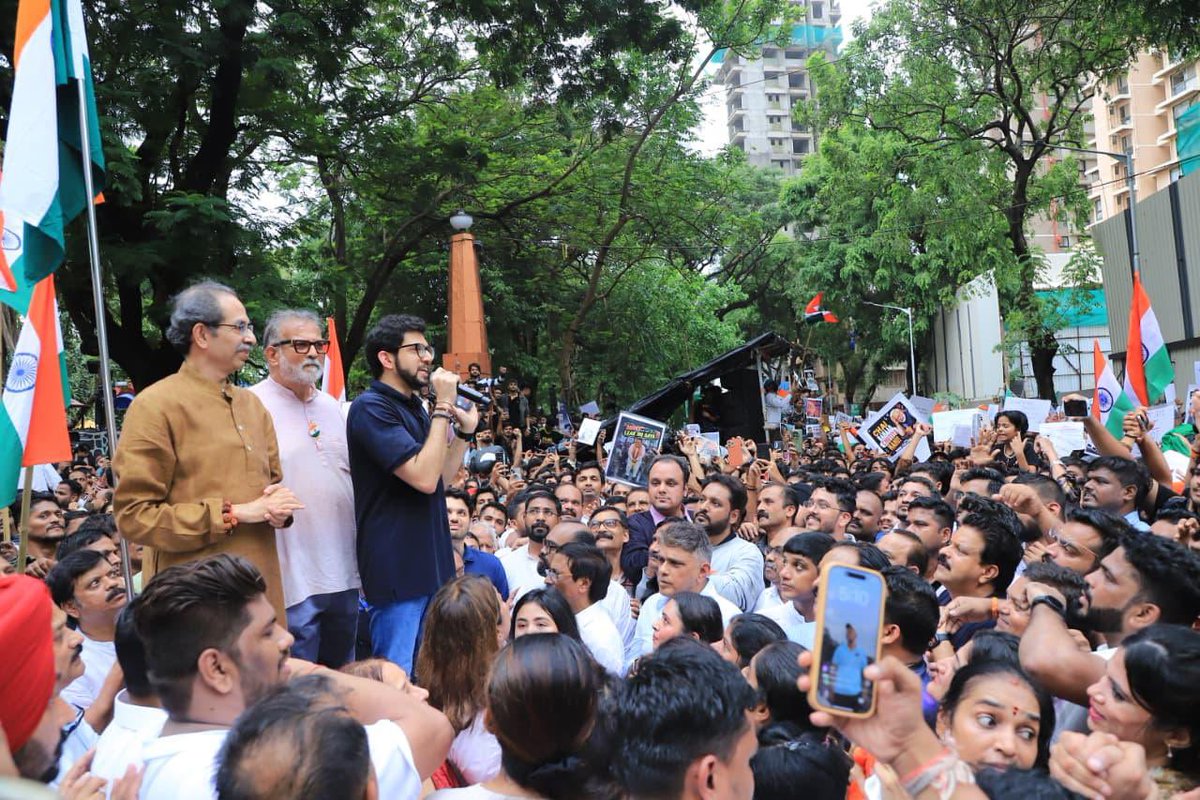 ShivSenaUBT_'s tweet photo. YOUTH POWER 💪

आज छत्रपती शिवाजी महाराज पार्क येथे ‘नव्या दमाची, नवी ताकद’ पुन्हा एकदा दिसून आली.
तिरंगा अभिमानाने फडकला आणि एकजुटीने, एकदिलाने म्हटलेल्या राष्ट्रगीताने सर्वांना एक नवी ऊर्जा दिली.
पक्षप्रमुख मा. श्री. उद्धवसाहेब ठाकरे ह्यांनी तरुणाईच्या आंदोलनाला दिलेली बळकटी, युवासेनाप्रमुख, शिवसेना नेते, आमदार आदित्य ठाकरे आणि मनविसे अध्यक्ष अमित ठाकरे ह्यांचा युवा आवाज पुन्हा एकदा गरजला...
मागणी एकच,
धर्मेंद्र प्रधान ह्यांचा राजीनामा!