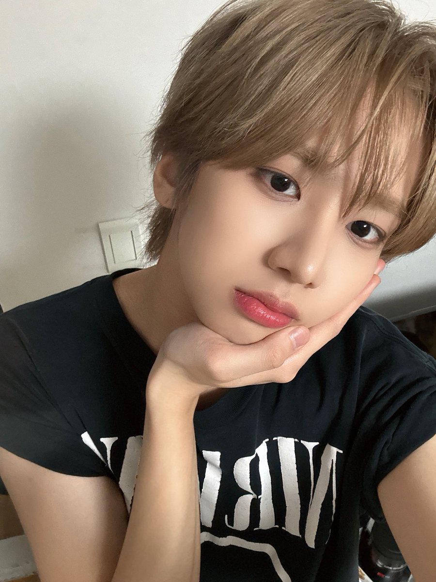 moyayal's tweet photo. 스물셋아니고세살아닙니까이거는 https://t.co/n6hVpqJeby