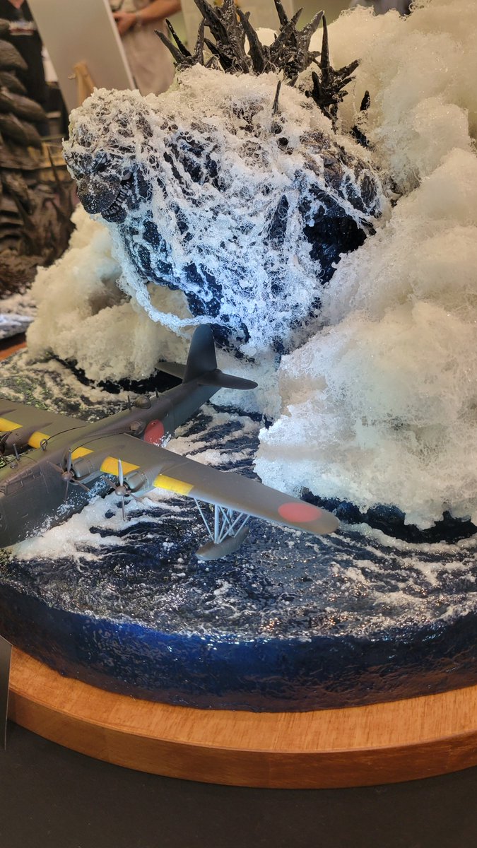 godzilla___365's tweet photo. ニプコム用に製作した新作のゴジラ-0.0ファーストティザージオラマ、多くの方に写真を撮っていただけたようで手応えはだいぶありました。改めてありがとうございました。海は透明レジンですか？って質問意外とあって、ウレタンクリアーの効果抜群でした。照明も良い仕事してくれて大満足。
#ニプコム https://t.co/09JO3YhAJv