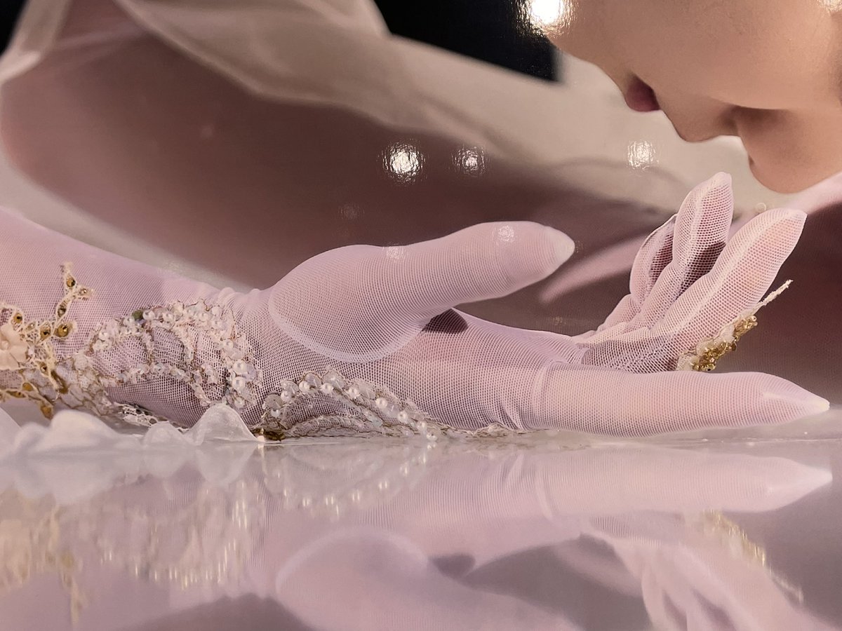 summerstart1002's tweet photo. Couture on Ice  
氷の鏡に宿る二人の羽生くん
指先の繊細な表現 https://t.co/wxEssSePvz